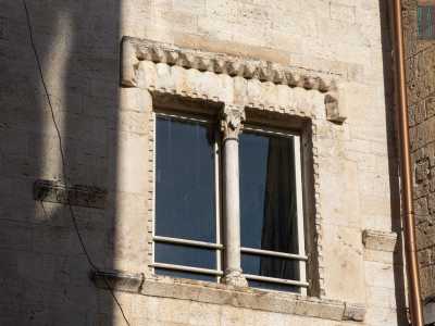 Su di esso notiamo una finestra dentellata, con architrave a bugne diamantate, contraddistinta da una fine colonnina